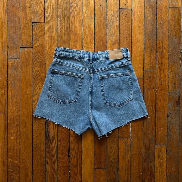 New‎ with Tags WEEKDAY Women's Blue Cut Off Raw Edge Denim Jean Shorts. - Picture 5 of 6